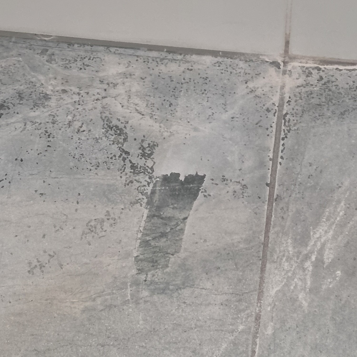 Silica and calcium marks on tiled surfaces